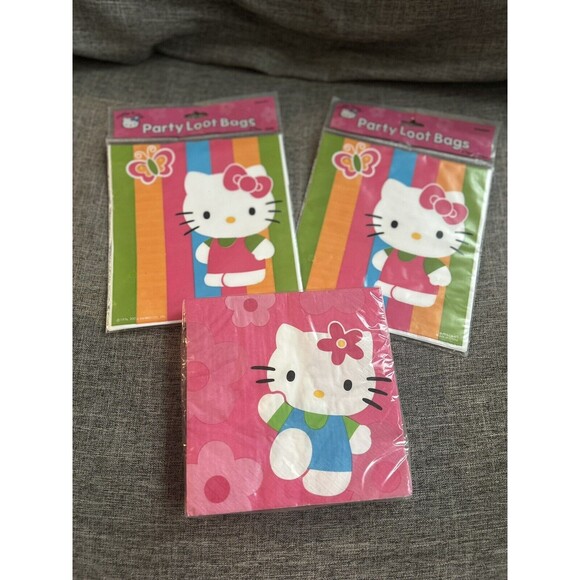 Sanrio Hello Kitty Party Supplies 16 Treat Bags and 16 Napkins - Picture 1 of 6